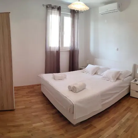 Anna Apartment *